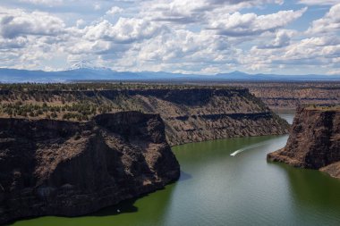 Bulutlu ve güneşli bir yaz gününde Cove Palisades State Park'ın güzel manzarası. Oregon, Amerika Birleşik Devletleri'nde çekildi.