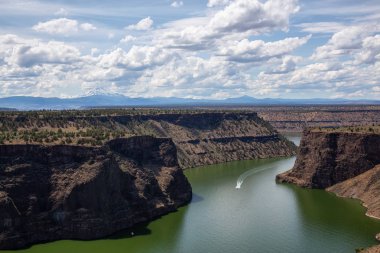 Bulutlu ve güneşli bir yaz gününde Cove Palisades State Park'ın güzel manzarası. Oregon, Amerika Birleşik Devletleri'nde çekildi.