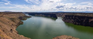 Bulutlu ve güneşli bir yaz gününde Cove Palisades State Park'ın güzel Panoramik Manzarası. Oregon, Amerika Birleşik Devletleri'nde çekildi.