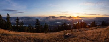 Renkli bir yaz gün doğumu sırasında Bir Kanada Şehir, Kamloops, Güzel Panoramik Görünümü. Interior British Columbia, Kanada'da bulunan.