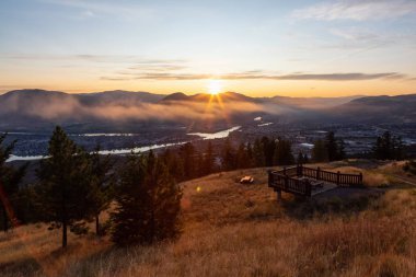 Renkli bir yaz gün doğumu sırasında Bir Kanada Şehir, Kamloops, Güzel Görünümü. Interior British Columbia, Kanada'da bulunan.