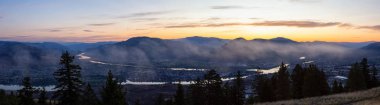 Renkli bir yaz gün doğumu sırasında Bir Kanada Şehir, Kamloops, Güzel Panoramik Görünümü. Interior British Columbia, Kanada'da bulunan.