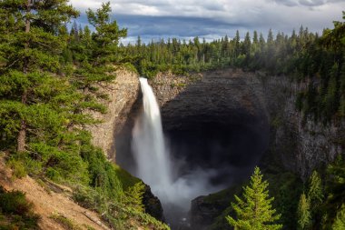 Güneşli ve bulutlu bir gün boyunca Kanada Dağ Manzara bir şelale, Helmcken Şelalesi, Güzel Görünümü. Wells Gray Provincial Park' ta çekilen, Clearwater yakınlarındaki, Bc, Kanada.