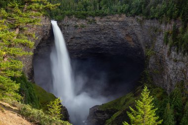 Güneşli ve bulutlu bir gün boyunca Kanada Dağ Manzara bir şelale, Helmcken Şelalesi, Güzel Görünümü. Wells Gray Provincial Park' ta çekilen, Clearwater yakınlarındaki, Bc, Kanada.