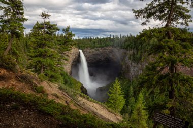 Güneşli ve bulutlu bir gün boyunca Kanada Dağ Manzara bir şelale, Helmcken Şelalesi, Güzel Görünümü. Wells Gray Provincial Park' ta çekilen, Clearwater yakınlarındaki, Bc, Kanada.