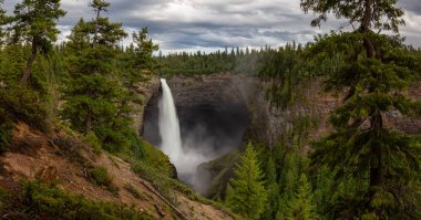 Güneşli ve bulutlu bir gün boyunca Kanada Dağ Manzara bir şelale, Helmcken Şelaleleri, Güzel Panoramik Görünümü. Wells Gray Provincial Park' ta çekilen, Clearwater yakınlarındaki, Bc, Kanada.