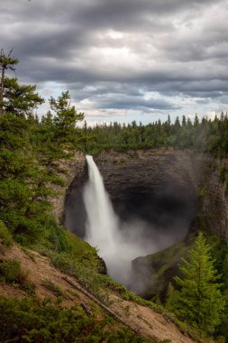 Güneşli ve bulutlu bir gün boyunca Kanada Dağ Manzara bir şelale, Helmcken Şelalesi, Güzel Görünümü. Wells Gray Provincial Park' ta çekilen, Clearwater yakınlarındaki, Bc, Kanada.