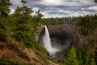 Güneşli ve bulutlu bir gün boyunca Kanada Dağ Manzara bir şelale, Helmcken Şelalesi, Güzel Görünümü. Wells Gray Provincial Park' ta çekilen, Clearwater yakınlarındaki, Bc, Kanada.