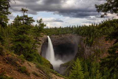 Güneşli ve bulutlu bir gün boyunca Kanada Dağ Manzara bir şelale, Helmcken Şelalesi, Güzel Görünümü. Wells Gray Provincial Park' ta çekilen, Clearwater yakınlarındaki, Bc, Kanada.