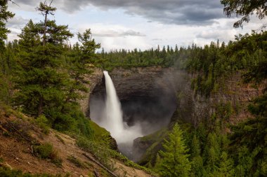 Güneşli ve bulutlu bir gün boyunca Kanada Dağ Manzara bir şelale, Helmcken Şelalesi, Güzel Görünümü. Wells Gray Provincial Park' ta çekilen, Clearwater yakınlarındaki, Bc, Kanada.