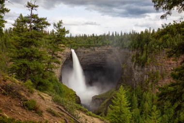 Güneşli ve bulutlu bir gün boyunca Kanada Dağ Manzara bir şelale, Helmcken Şelalesi, Güzel Görünümü. Wells Gray Provincial Park' ta çekilen, Clearwater yakınlarındaki, Bc, Kanada.