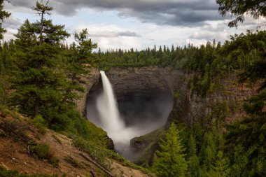 Güneşli ve bulutlu bir gün boyunca Kanada Dağ Manzara bir şelale, Helmcken Şelalesi, Güzel Görünümü. Wells Gray Provincial Park' ta çekilen, Clearwater yakınlarındaki, Bc, Kanada.
