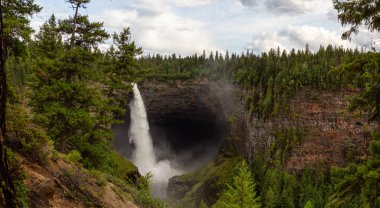 Güneşli ve bulutlu bir gün boyunca Kanada Dağ Manzara bir şelale, Helmcken Şelaleleri, Güzel Panoramik Görünümü. Wells Gray Provincial Park' ta çekilen, Clearwater yakınlarındaki, Bc, Kanada.