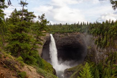 Güneşli ve bulutlu bir gün boyunca Kanada Dağ Manzara bir şelale, Helmcken Şelalesi, Güzel Görünümü. Wells Gray Provincial Park' ta çekilen, Clearwater yakınlarındaki, Bc, Kanada.