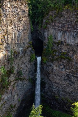 Güneşli ve bulutlu bir gün boyunca Kanada Dağ Manzara bir şelale Güzel Görünümü. Wells Gray Provincial Park' ta çekilen, Clearwater yakınlarındaki, Bc, Kanada.