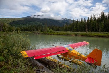 Deniz uçağı arka planda Dağlar ile Çamur Gölü'nde demirledi. Blue River'da çekilen, Kamloops'un kuzeyinde, British Columbia, Kanada.