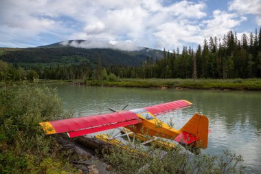 Deniz uçağı arka planda Dağlar ile Çamur Gölü'nde demirledi. Blue River'da çekilen, Kamloops'un kuzeyinde, British Columbia, Kanada.
