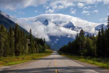 Bulutlu bir yaz sabahı, arkasında Robson Dağı olan Yellowhead Highway 'in güzel manzarası. British Columbia, Kanada 'da çekildi..
