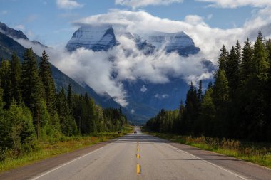 Bulutlu bir yaz sabahı, arkasında Robson Dağı olan Yellowhead Highway 'in güzel manzarası. British Columbia, Kanada 'da çekildi..