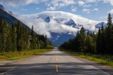 Bulutlu bir yaz sabahı, arkasında Robson Dağı olan Yellowhead Highway 'in güzel manzarası. British Columbia, Kanada 'da çekildi..