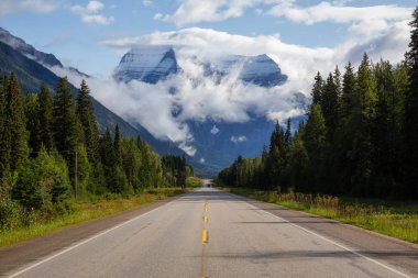 Bulutlu bir yaz sabahı, arkasında Robson Dağı olan Yellowhead Highway 'in güzel manzarası. British Columbia, Kanada 'da çekildi..