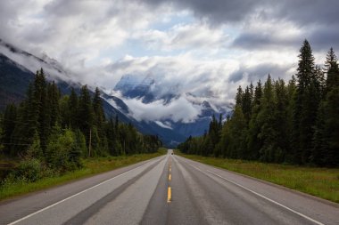 Bulutlu bir yaz sabahı, arkasında Robson Dağı olan Yellowhead Highway 'in güzel manzarası. British Columbia, Kanada 'da çekildi..