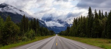 Bulutlu bir yaz sabahı arka planda Mount Robson ile Yellowhead Karayolu Güzel Panoramik Görünümü. British Columbia, Kanada'da çekilmiş.