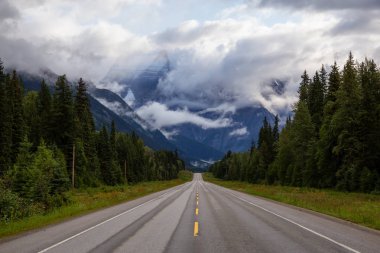 Bulutlu bir yaz sabahı, arkasında Robson Dağı olan Yellowhead Highway 'in güzel manzarası. British Columbia, Kanada 'da çekildi..