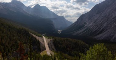 Güneşli yaz gününde Kanada Kayalıkları 'nda manzaralı bir yol manzarası. Buz Tarlalarında çekildi Pkwy, Jasper, Alberta, Kanada.