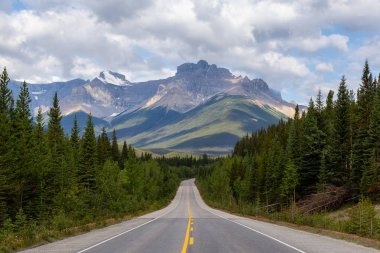 Canlı güneşli ve bulutlu bir yaz sabahı sırasında Kanada Rockies Manzara Boş yol. Icefields Parkway, Banff Ulusal Parkı, Alberta, Kanada'da çekildi.