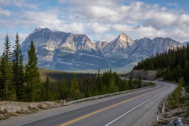 Canlı güneşli ve bulutlu bir yaz sabahı sırasında Kanada Rockies Manzara yol. Icefields Parkway, Banff Ulusal Parkı, Alberta, Kanada'da çekildi.
