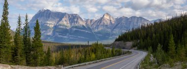 Canlı güneşli ve bulutlu bir yaz sabahı sırasında Kanada Rockies Manzara yol. Icefields Parkway, Banff Ulusal Parkı, Alberta, Kanada'da çekildi.