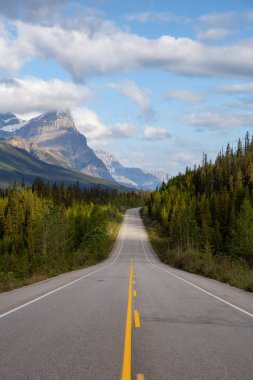 Canlı güneşli ve bulutlu bir yaz sabahı sırasında Kanada Rockies Manzara yol. Icefields Parkway, Banff Ulusal Parkı, Alberta, Kanada'da çekildi.