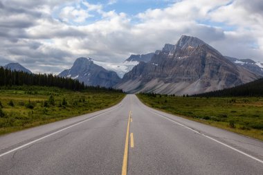 Canlı güneşli ve bulutlu bir yaz sabahı sırasında Kanada Rockies Manzara yol. Icefields Parkway, Banff Ulusal Parkı, Alberta, Kanada'da çekildi.