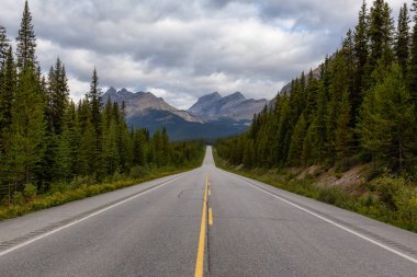 Canlı güneşli ve bulutlu bir yaz sabahı sırasında Kanada Rockies Manzara yol. Icefields Parkway, Banff Ulusal Parkı, Alberta, Kanada'da çekildi.