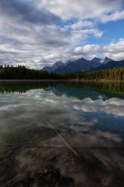 Güneşli ve bulutlu bir yaz sabahı Herbert Gölü'nün güzel manzarası. Alınan Banff Ulusal Parkı, Alberta, Kanada.