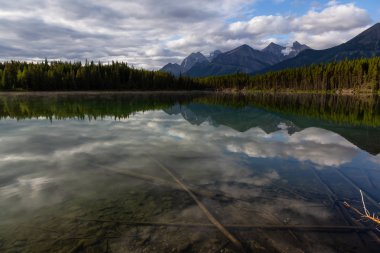 Güneşli ve bulutlu bir yaz sabahı Herbert Gölü'nün güzel manzarası. Alınan Banff Ulusal Parkı, Alberta, Kanada.