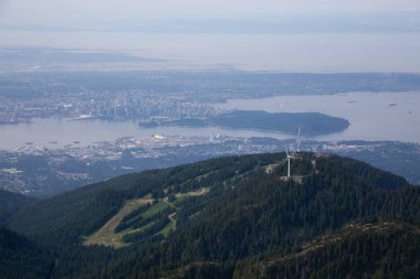 Güneşli ve puslu bir yaz günü boyunca arka planda Downtown City ile Grouse Dağı Havadan Görünümü. Kuzey Vancouver, Bc, Kanada'da çekilmiş.