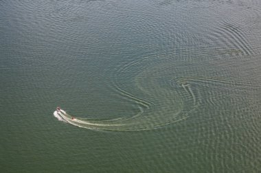 Güneşli bir yaz gününde nehirde eğlenen sürat teknesinin havadan görünümü. The Cove Palisades State Park, Oregon, Amerika Birleşik Devletleri'nde çekildi.