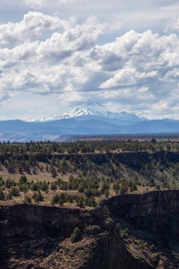 Bulutlu ve güneşli bir yaz gününde Cove Palisades State Park'ın güzel manzarası. Oregon, Amerika Birleşik Devletleri'nde çekildi.