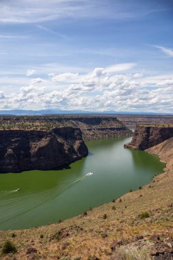 Bulutlu ve güneşli bir yaz gününde Cove Palisades State Park'ın güzel manzarası. Oregon, Amerika Birleşik Devletleri'nde çekildi.