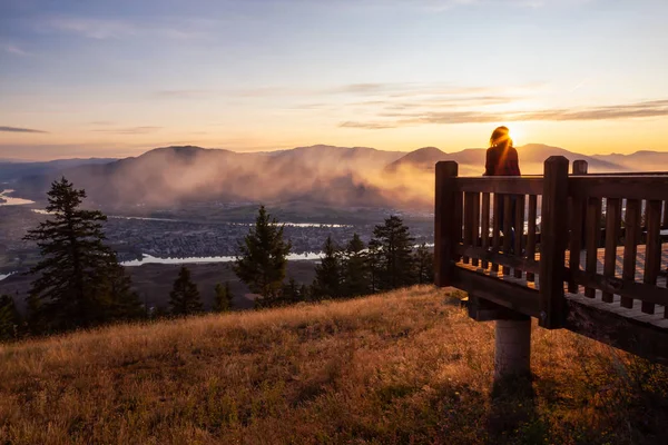 Dziewczyna Stoi Lookout Patrząc Piękny Widok Kanadyjskie Miasto Kamloops Podczas — Zdjęcie stockowe