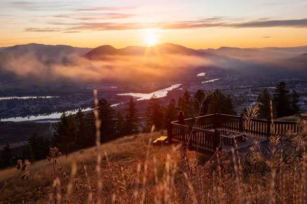 Dziewczyna Stoi Lookout Patrząc Piękny Widok Kanadyjskie Miasto Kamloops Podczas — Zdjęcie stockowe