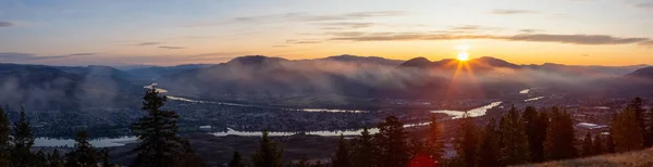 Vista Panorâmica Bonita Uma Cidade Canadense Kamloops Durante Nascer Sol — Fotografia de Stock