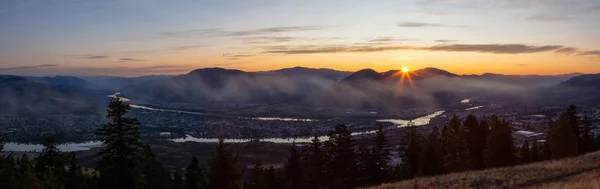 Prachtig Panoramisch Uitzicht Een Canadese Stad Kamloops Tijdens Een Kleurrijke — Stockfoto