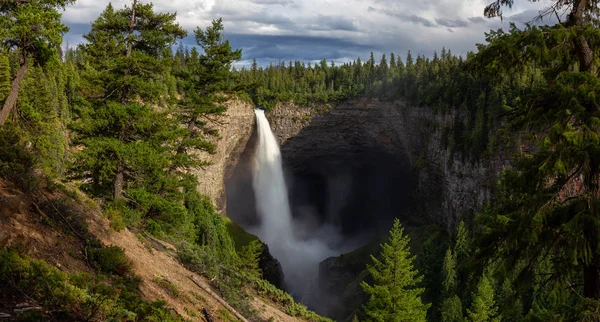 Krásný Výhled Vodopád Helmckenfalls Kanadské Horské Krajině Během Slunného Oblačného — Stock fotografie