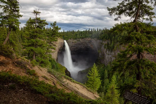 Krásný Výhled Vodopád Helmckenfalls Kanadské Horské Krajině Během Slunného Oblačného — Stock fotografie