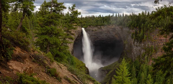 Krásný Panoramatický Výhled Vodopád Helmcken Falls Kanadské Horské Krajině Během — Stock fotografie