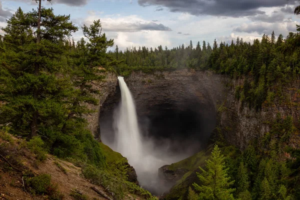 Krásný Výhled Vodopád Helmckenfalls Kanadské Horské Krajině Během Slunného Oblačného — Stock fotografie