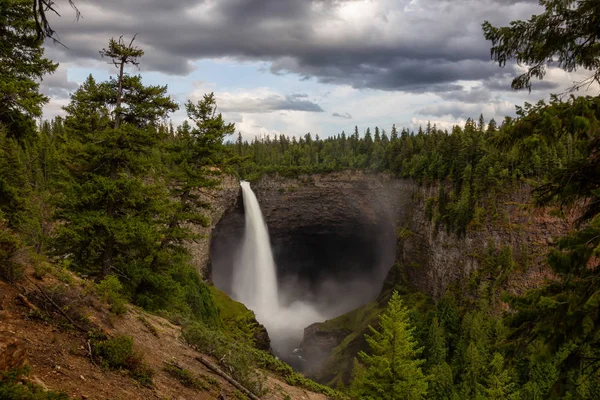 Krásný Výhled Vodopád Helmckenfalls Kanadské Horské Krajině Během Slunného Oblačného — Stock fotografie